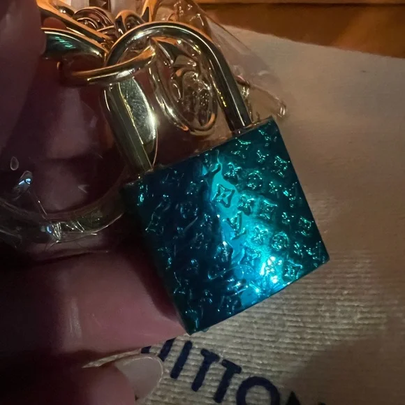 Louis Vuitton Gold Lock and Key Bag Charm (Includes dust bag and box) - Picture 7 of 13